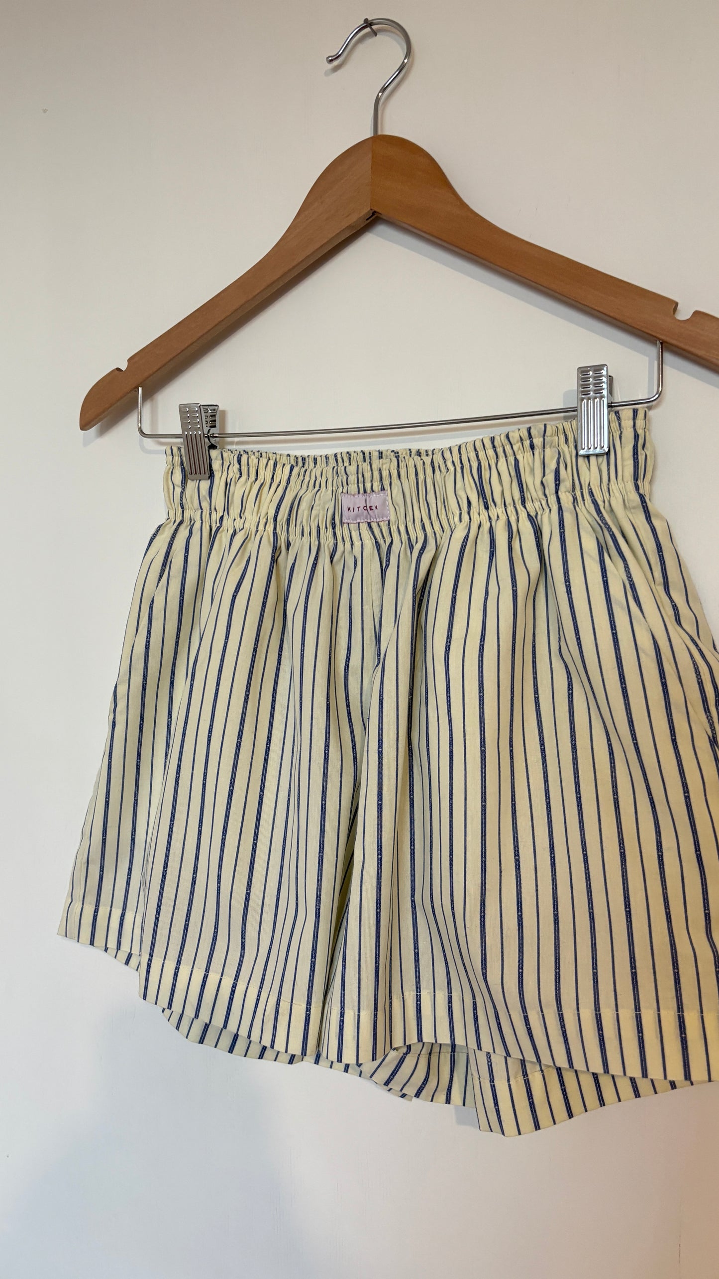 Shorts Beige con rayas azules