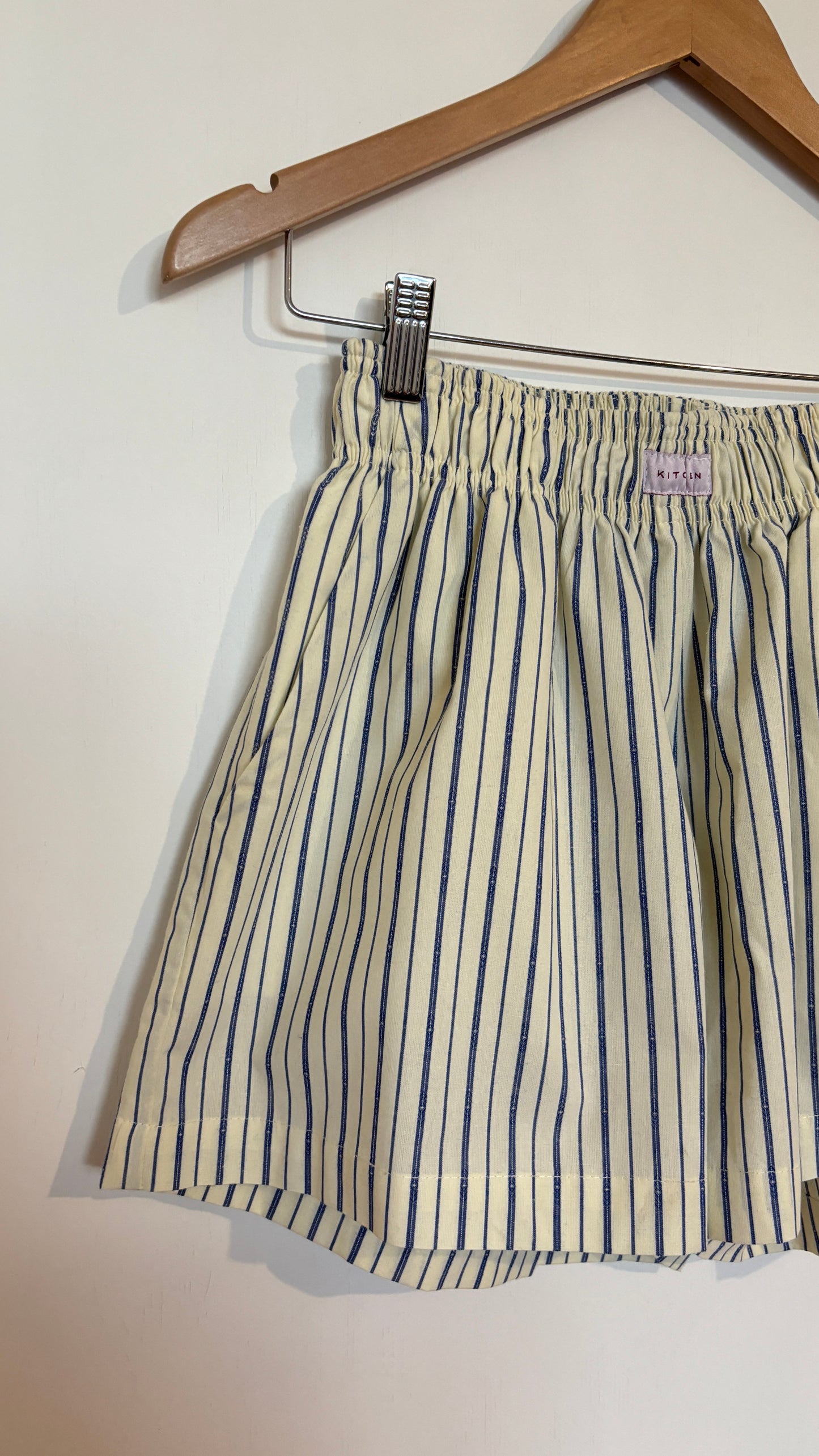 Shorts Beige con rayas azules